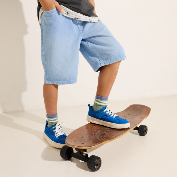 شورت برمودا كاجوال من القماش المصبوغ بلون أزرق للأولاد